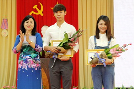 Nguyễn Trương Trúc Chi (phải) được tuyên dương trong chương trình giao lưu văn hóa Việt Nam - Nhật Bản tỉnh Trà Vinh lần thứ I năm 2016.